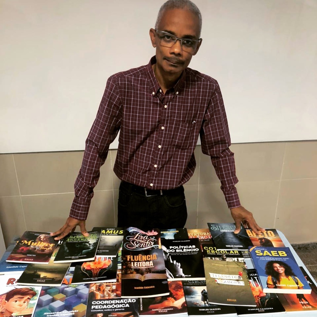 Prof. Ivanildo Cajazeira com seus livros publicados