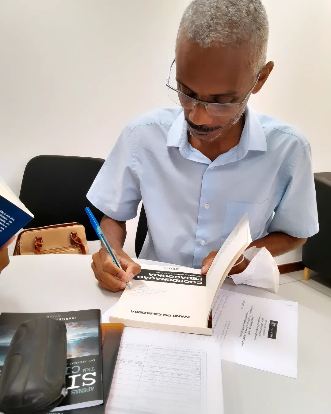 Prof. Ivanildo Cajazeira autografando seu livro Coordenação Pedagógica